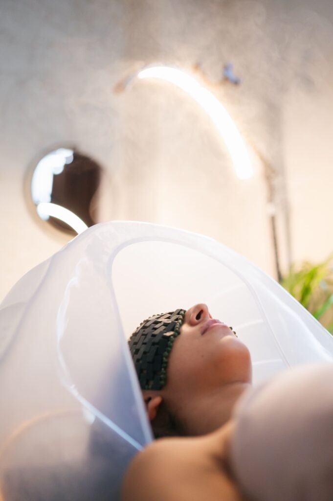 Primer plano de tratamiento facial con vapor para el cuidado y la relajación de la piel.