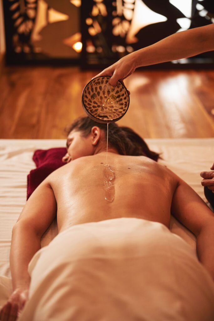 Mujer recibiendo un masaje relajante en un centro de bienestar y spa.