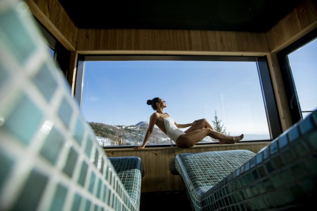 Mujer joven relajándose en un spa durante la temporada de invierno.